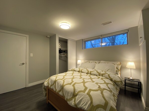 Silitysrauta/-lauta, Wi-Fi, vuodevaatteet