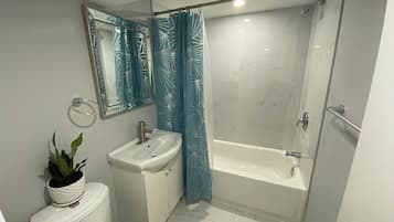 Serviettes fournies, savon, papier de toilette