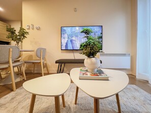 Smart TV - Private 2BR Suite | Central & Comfortable Stay (Montréal)