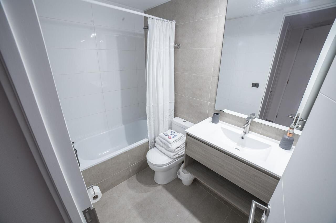 Secador de pelo, toallas, jabón y papel higiénico