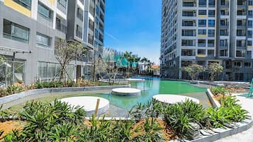 Una piscina al aire libre