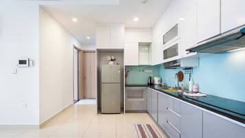 Refrigerador con freezer, microondas, horno, placa de cocina