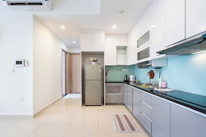 大型雪櫃/冰箱、微波爐、焗爐、爐具