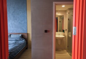 Presidential Suite, 2 Bedrooms, Club lounge access, City View | Bathroom | Separate bathtub and shower, free toiletries, hair dryer, slippers - Kluxstay Masteri Q2 ThaoDien Residence (An Khanh)