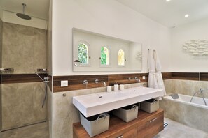 Shower, hair dryer, towels, soap - 6-bedroom Mas with large swimming pool in Aix en Provence (Aix-en-Provence)