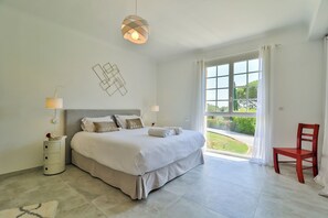 Iron/ironing board, WiFi, bed sheets - 6-bedroom Mas with large swimming pool in Aix en Provence (Aix-en-Provence)