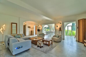 Living area - 6-bedroom Mas with large swimming pool in Aix en Provence (Aix-en-Provence)