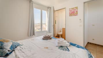 3 slaapkamers, een strijkplank/strijkijzer, wifi, beddengoed