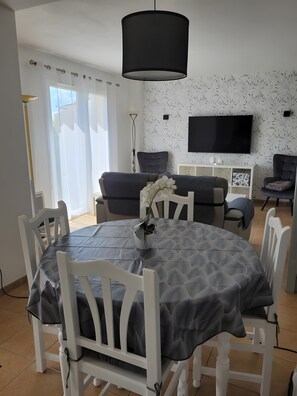 Dining - Vacation Residence at Lake Jouarres (Homps)