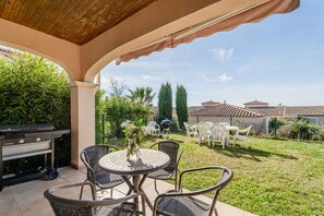 Outdoor dining - Vacation Residence at Lake Jouarres (Homps)