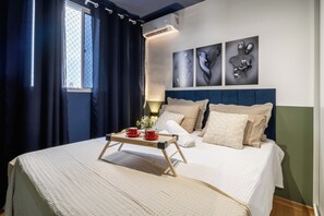 Een strijkplank/strijkijzer, internet, beddengoed