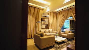 Chambre Familiale, balcon, vue ville | Coin séjour