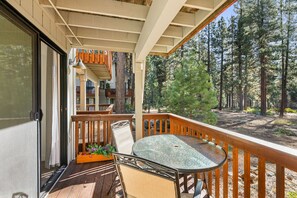 Outdoor dining - Spacious 4-bedroom condo in tranquil Incline Village with AC/Heat (Incline Village)