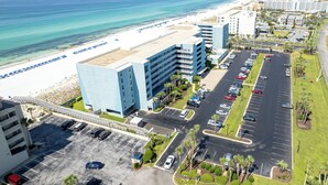 Ein Hotel mit Parkplatz, Zugang zum Strand und Meerblick.