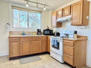 Fridge, microwave, oven, stovetop - Eden in Downtown Bar Harbor (Bar Harbor)