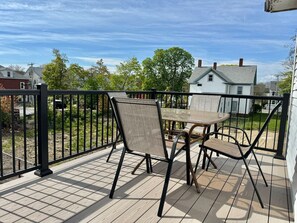 Outdoor dining - Acadia Suite Downtown Bar Harbor (Bar Harbor)
