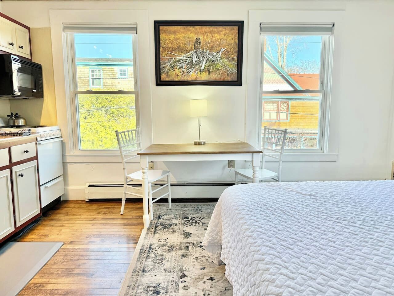 Een strijkplank/strijkijzer, wifi, beddengoed