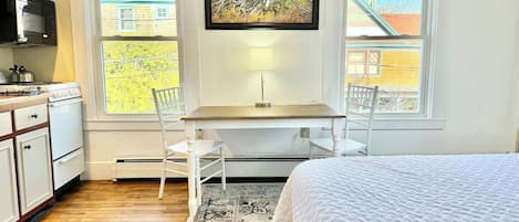 Een strijkplank/strijkijzer, wifi, beddengoed