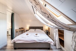 3 bedrooms, iron/ironing board, WiFi, bed sheets - Clos Léonard – Country House with Pool for 14 Guests near Annecy (La Balme-de-Sillingy)