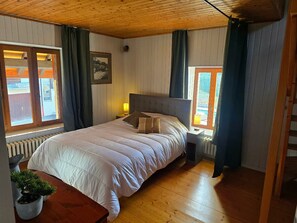 Tabla de planchar con plancha, wifi y ropa de cama 