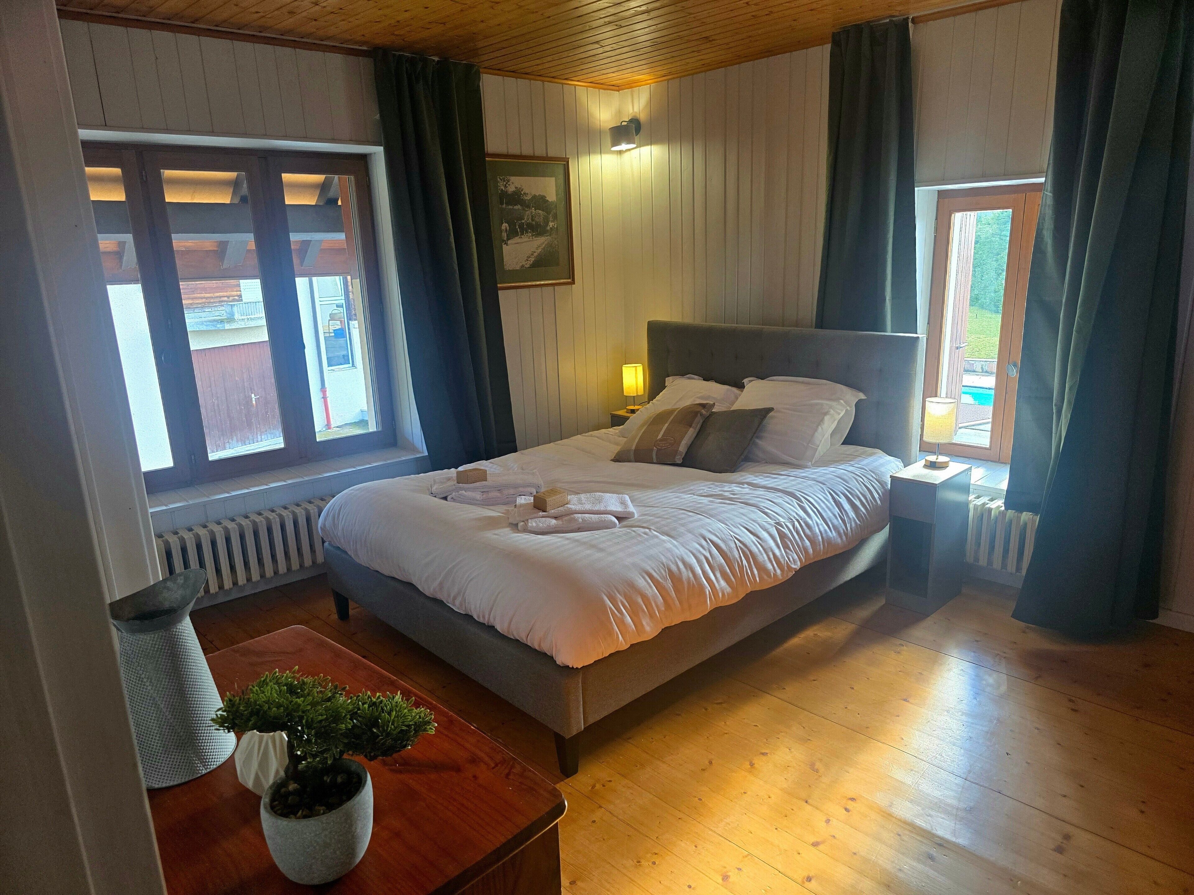 3 slaapkamers, een strijkplank/strijkijzer, wifi, beddengoed