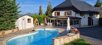 Clos Léonard – Country House with Pool for 14 Guests near Annecy