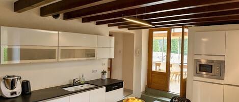 冰箱、微波炉、烤箱、炉灶