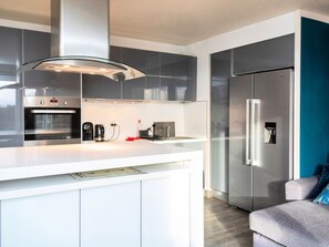 Fridge, microwave, oven, dishwasher - Apartment with terrace and views of the Pyrenees (Canet-en-Roussillon)