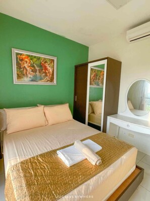 Tabla de planchar con plancha, wifi, ropa de cama