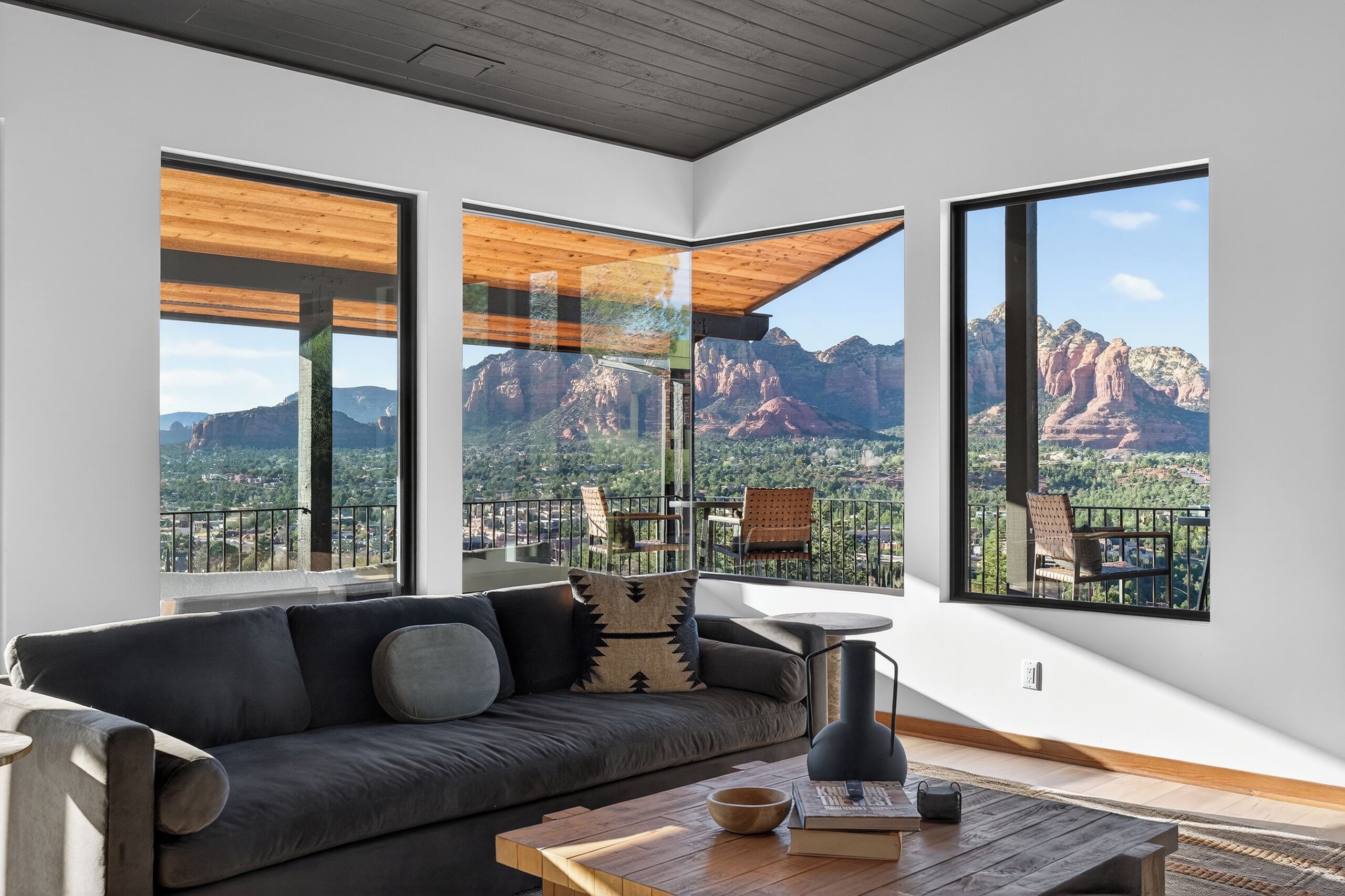 Smart TV, chimenea, futbolito y tenis de mesa 