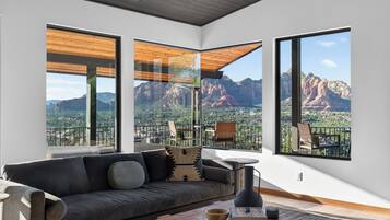 Smart TV, chimenea, futbolito y tenis de mesa