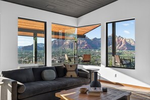 Smart TV, chimenea, futbolito y tenis de mesa 