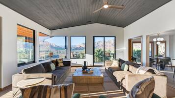 Smart TV, chimenea, futbolito y tenis de mesa