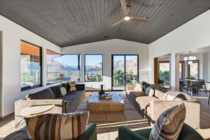 Smart TV, chimenea, futbolito y tenis de mesa 