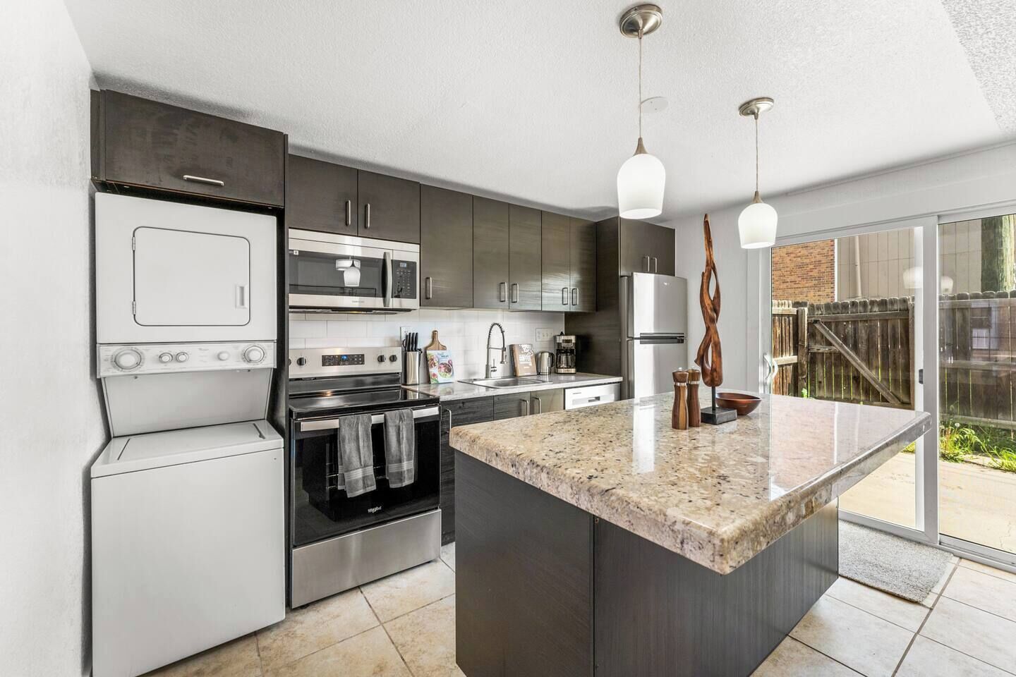 Frigorifero, microonde, forno, piano cottura