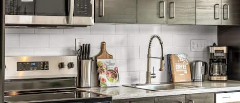 Frigorífico, microondas, horno y placa de cocina