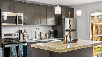 冰箱、微波炉、烤箱、炉灶