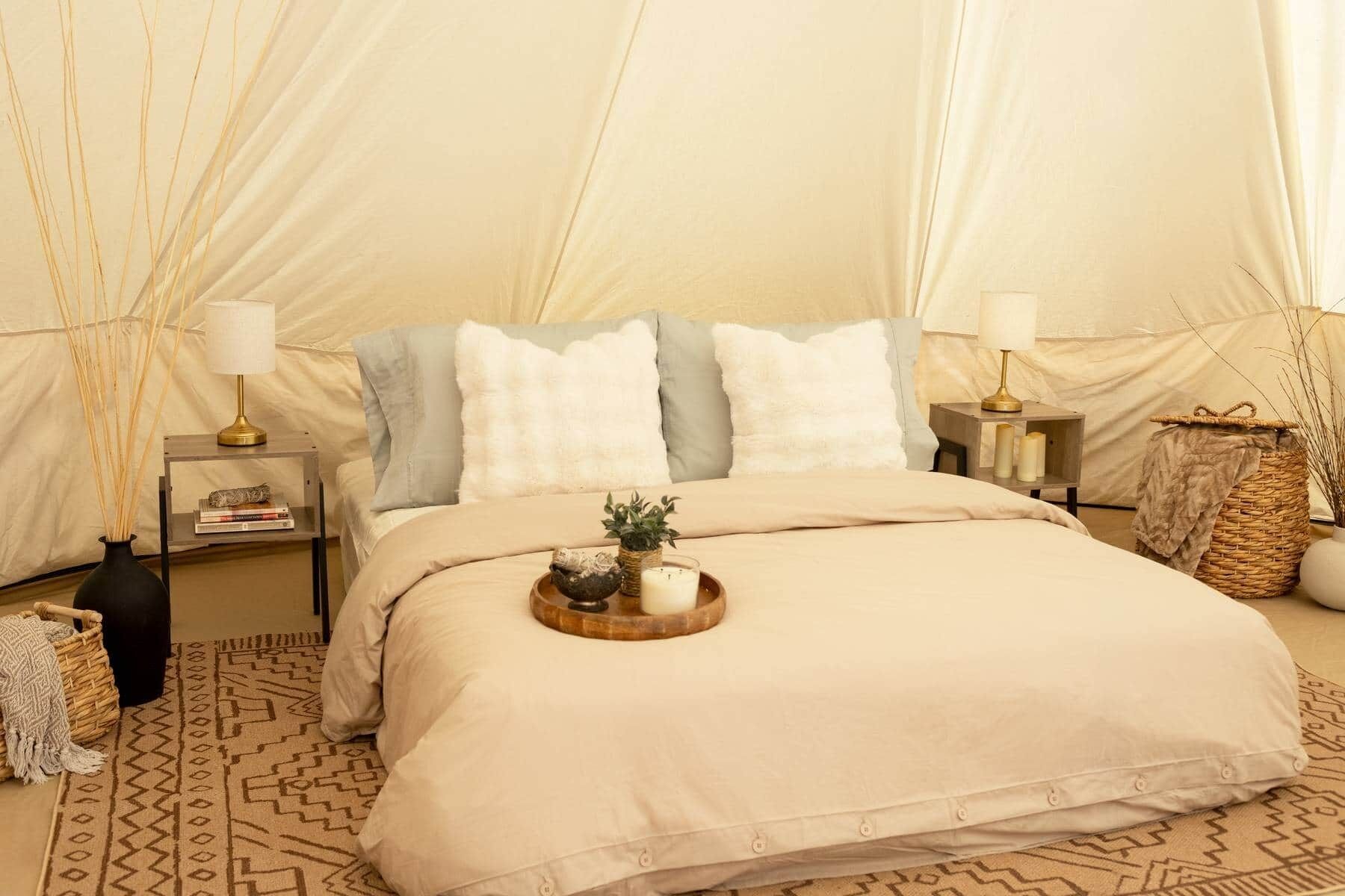 1 bedroom, bed sheets