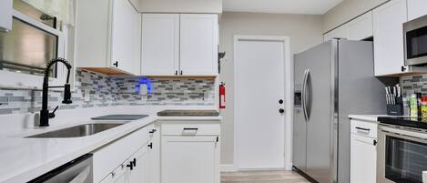 ميكروويف، فرن، موقد طهي مسطح، غسالة أطباق