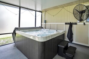 Indoor spa tub