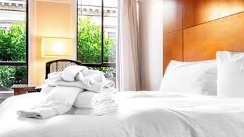 Seprai premium, dilengkapi dengan perabotan berbeda-beda, dan meja kerja