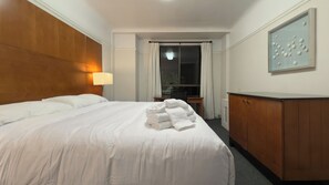 Individually furnished, desk, laptop workspace, free WiFi - Superhero Hotel (San Francisco)