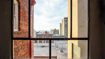 Kamar Superior, 1 Tempat Tidur King, Bebas Asap Rokok, kamar mandi pribadi | Seprai premium, dilengkapi dengan perabotan berbeda-beda, dan meja kerja