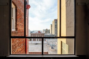 Ropa de cama de alta calidad, muebles diferentes y escritorio 