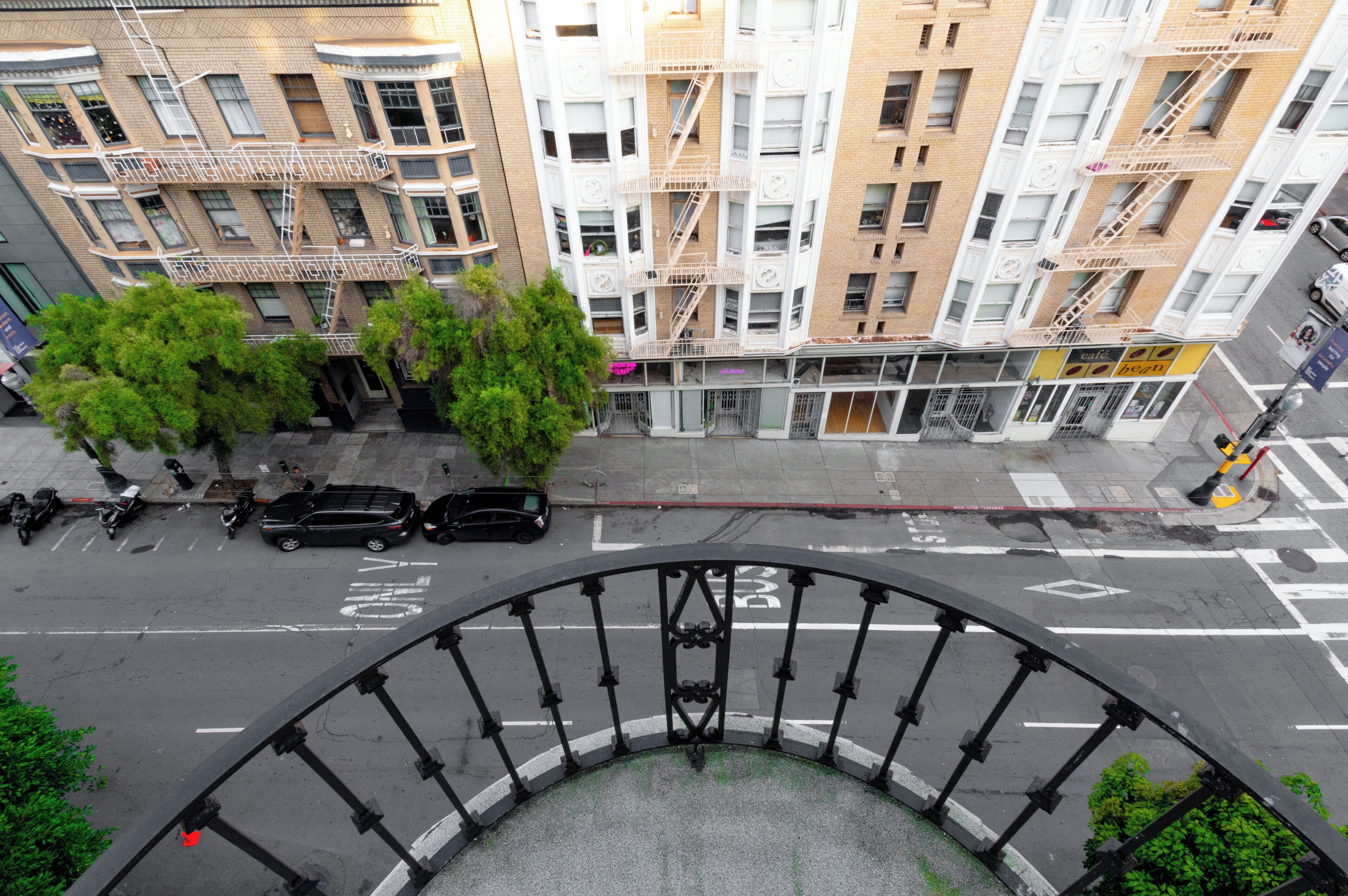 Kamar Superior, 1 Tempat Tidur King, Bebas Asap Rokok, kamar mandi pribadi | Seprai premium, dilengkapi dengan perabotan berbeda-beda, dan meja kerja