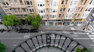 Kamar Superior, 1 Tempat Tidur King, Bebas Asap Rokok, kamar mandi pribadi | Seprai premium, dilengkapi dengan perabotan berbeda-beda, dan meja kerja