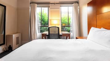 Luxe beddengoed, individueel gemeubileerd, een bureau