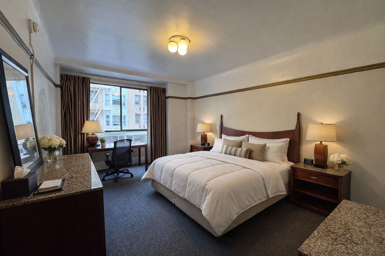 標準客房, 1 張特大雙人床, 非吸煙房, 私人浴室 | 布置獨特、書桌、筆電工作空間、免費無線上網