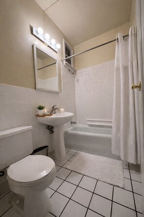 Ensemble douche/baignoire, serviettes fournies, savon, shampoing