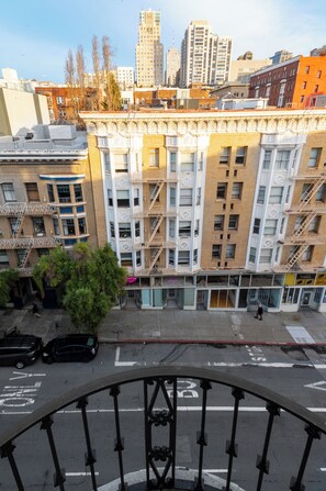 Rom – superior, 1 kingsize-seng, ikke-røyk, privat bad | Sengetøy av topp kvalitet, individuelt innredet og skrivebord